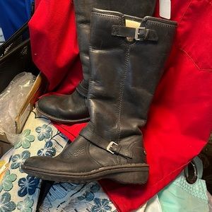 sz 8 Women’s UGG boots  , they are a great price